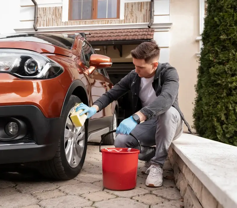 Lavage auto à domicile Sansac-Veinazès : professionnel intervenant sur un véhicule